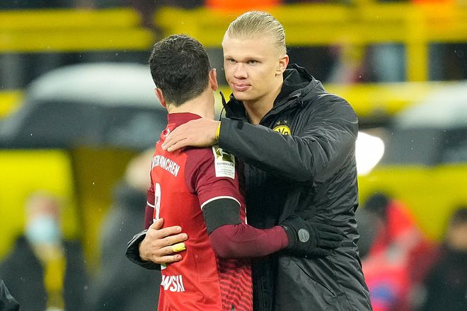 乔治娜晒在卡塔尔海边照片，蓝色紧身连衣裙尽显曼妙身姿（乔治娜晒卡塔尔海边美照，蓝色修身连衣裙彰显优雅曲线）