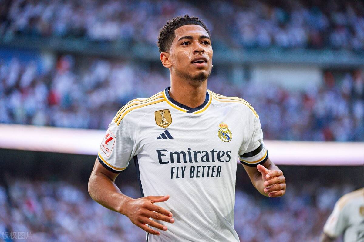 世界杯预热海报里没有C罗遭质疑，FIFA删除原海报改“怀旧”（C罗缺席世界杯预热海报引争议，FIFA撤下原图改发“怀旧”版）