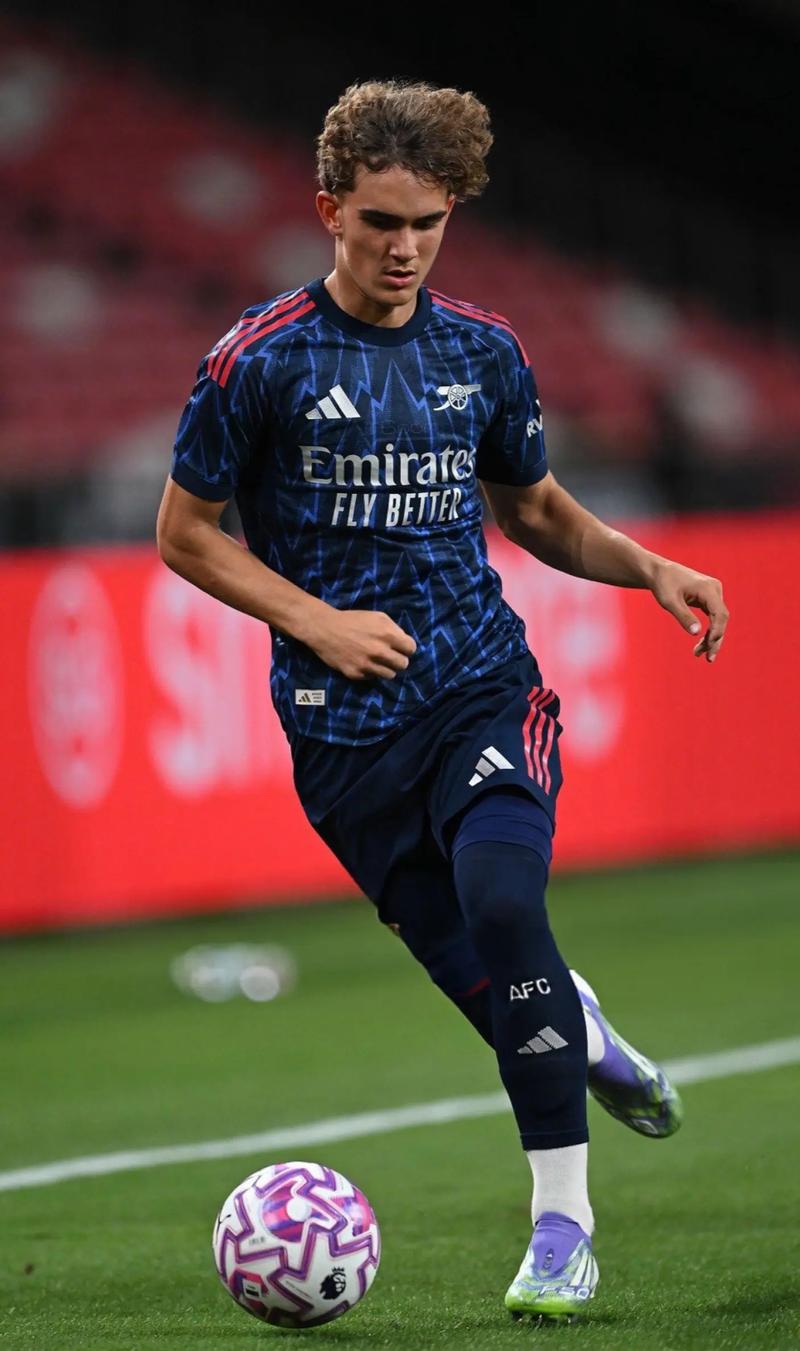 每体：贝西克塔斯想租特狮，承担全部薪资+选择买断费800万欧（每体：贝西克塔斯欲租特尔施特根，愿全额承担薪资，买断选项800万欧）